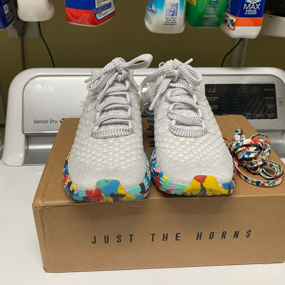 White, wild knit runner